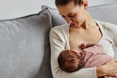 Karmisz piersią? Położna odpowiada na 5 pytań, które najczęściej słyszy od mam