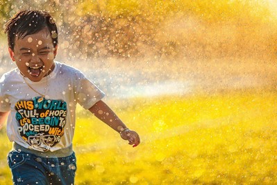 5 sposobów jak ochłodzić malucha w upał: lato z dzieckiem w domu!
