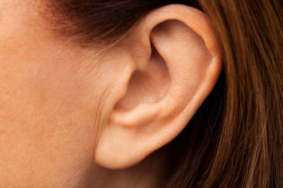 Kłucie w uchu – skąd się bierze? Czy jest niebezpieczne?