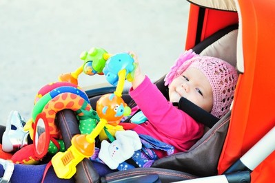 Zabawki do wózka i nie tylko – jak wybrać odpowiednie zabawki dla niemowlaka?