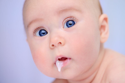 Ulewanie u niemowląt – czy jest powodem do niepokoju?