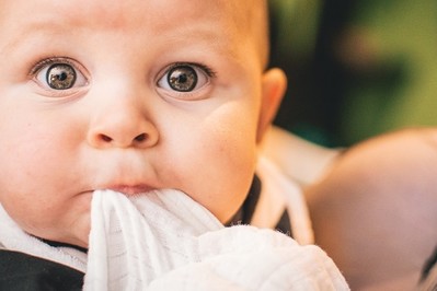 Czym myć zęby i jamę ustną niemowlaka i noworodka? KROK PO KROKU