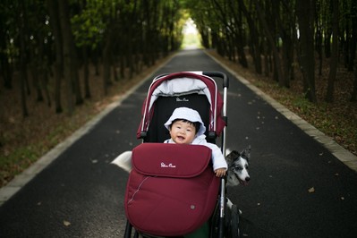 Spacerówka na wyjazd: co musi mieć wózek niemowlaka turysty?