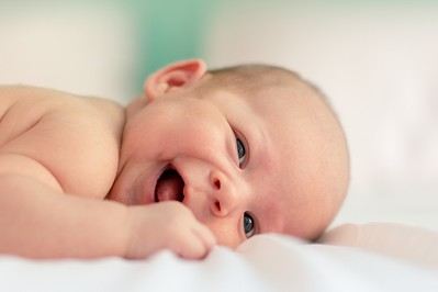 Pielęgnacja noworodka: 8 faktów i mitów o niemowlakach. Co się zmieniło?