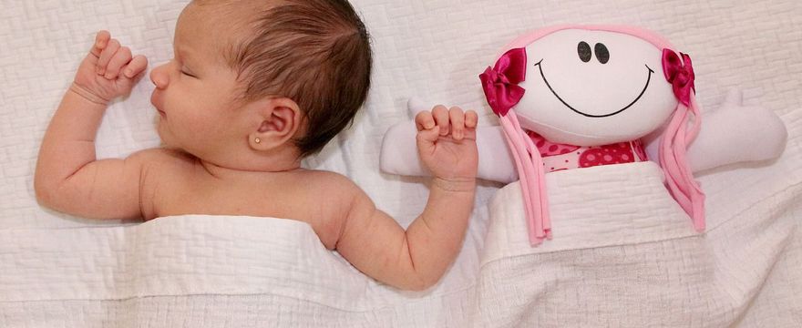Jak układać niemowlaka do snu? – Czy może spać na boku?