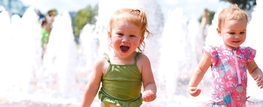 GIS ostrzega: nie schładzajmy dzieci w fontannach i nie pijmy z nich wody!