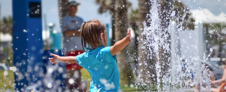 5 sposobów jak ochłodzić malucha w upał: lato z dzieckiem w domu!
