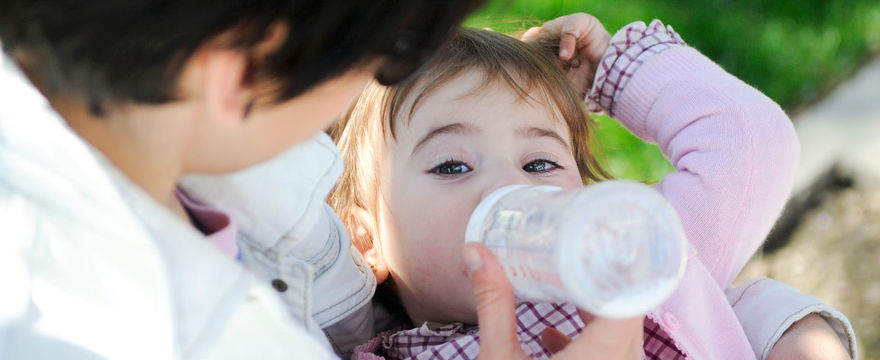 Jaka woda dla niemowlaka do picia? Ile i od kiedy podawać?