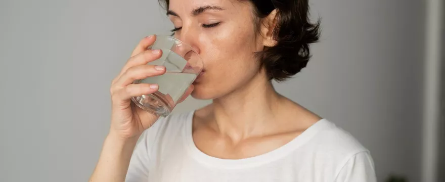 Dlaczego warto pić wodę? 6 korzyści, o których zapominasz