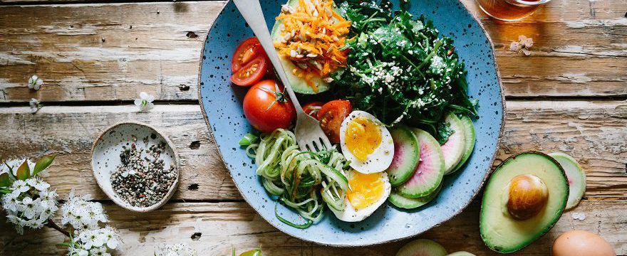 Niedoczynność tarczycy: Jak się prawidłowo odżywiać? DIETETYK podpowiada