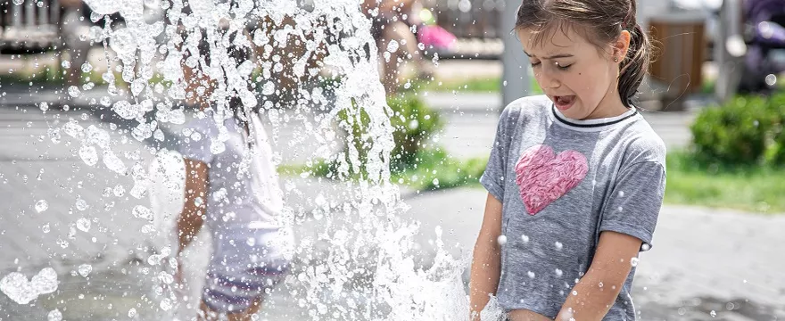 Nie pozwalajmy dzieciom kąpać się w fontannach!
