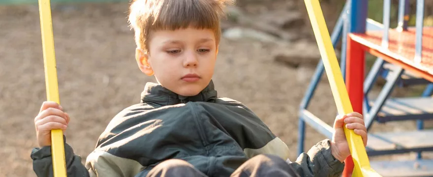 Huśtawka dla dzieci, zjeżdżalnia i piaskownica - co powinno znaleźć się w domowym placu zabaw?