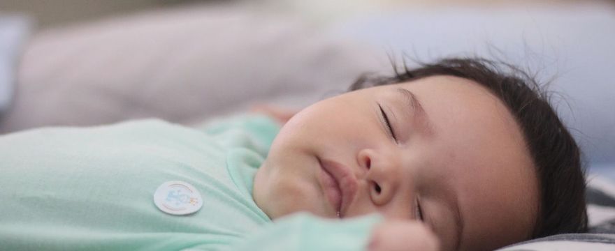 Kasza na noc dla niemowlaka – czy pomoże dziecku przespać całą noc?