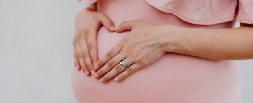 Opuchnięte stopy w ciąży: jaka przyczyna i jak sobie z tym radzić?