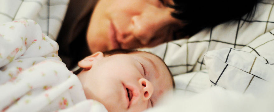 Połóg po porodzie naturalnym i cesarskim cięciu – czym się różni?