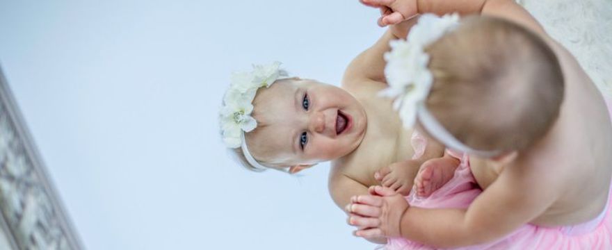 Lustro dla niemowlaka: jak wspomaga rozwój dziecka?