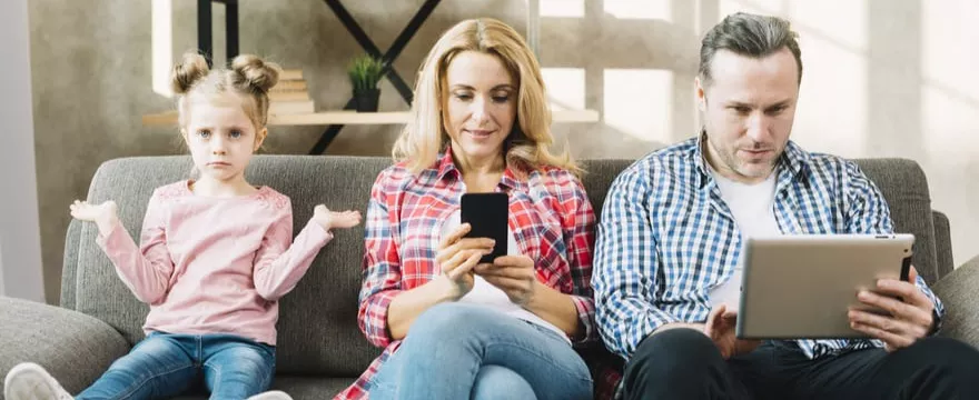 Scrollowanie przy dzieciach może negatywnie wpływać na ich rozwój