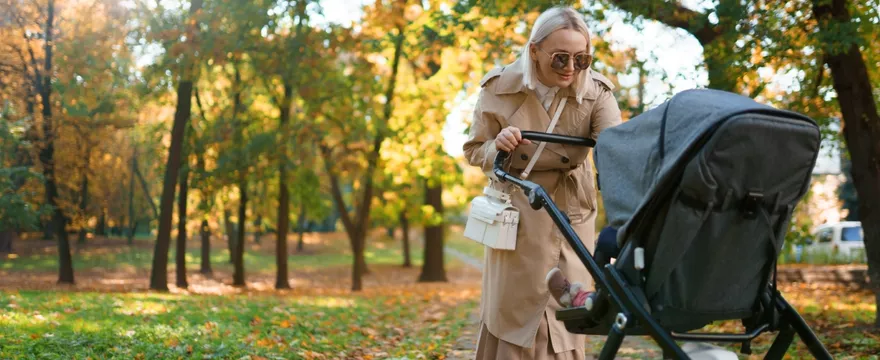 Z niemowlakiem na jesienny spacer - jak się przygotować i co ze sobą zabrać?