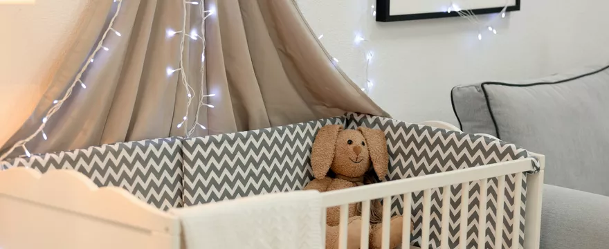 Jak ustawić łóżeczko niemowlaka?