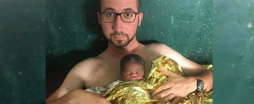 Polski misjonarz uratował życie noworodka w Afryce! Ogrzał go własnym ciałem!