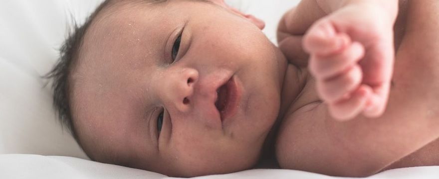 Jak pielęgnować oczy noworodka i niemowlaka? Nie popełniaj TYCH błędów