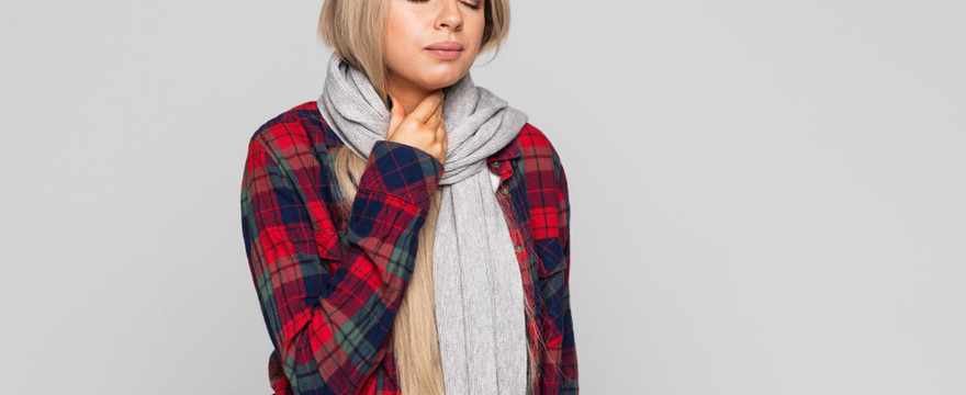 Co powoduje podrażnienie gardła i co na nie stosować