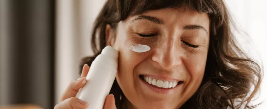 Jak dbać o skórę po 40 roku życia? Skuteczne rytuały pielęgnacyjne