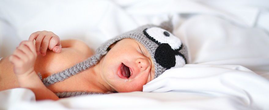 Czkawka u noworodka: skąd się bierze i jak pomóc dziecku?