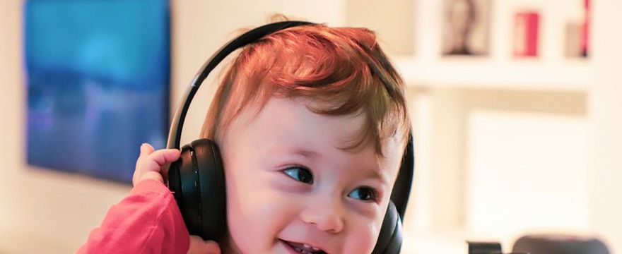 Hałas i niemowlak: jak unikać przestymulowania dźwiękowego u dziecka?
