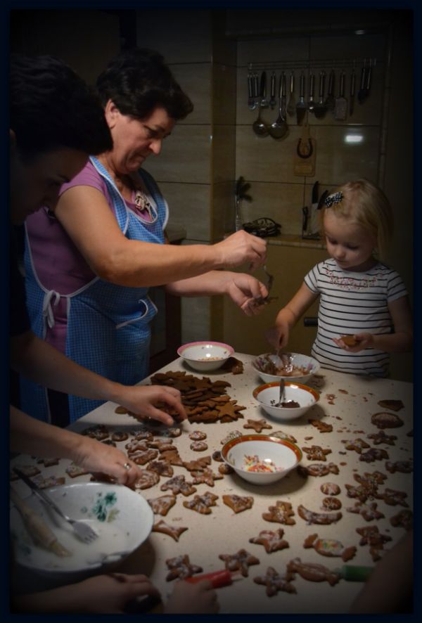 Pomaga też dekorowac pierniki