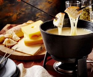 Fondue z różnych gatunków sera