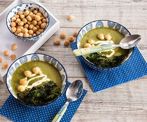 Zupa krem z zielonych warzyw z groszkiem ptysiowym i chipsami z jarmużu